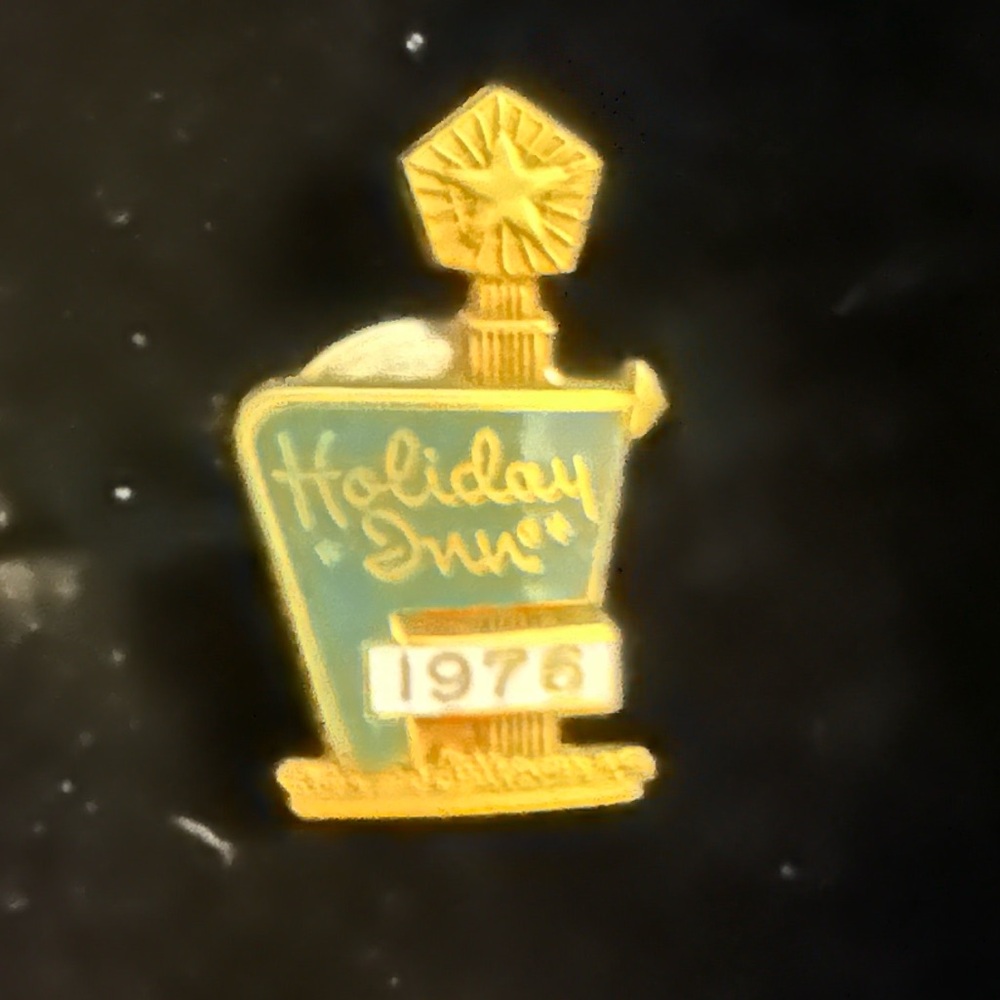 Vintage men’s Holiday Inn tie tack/pen